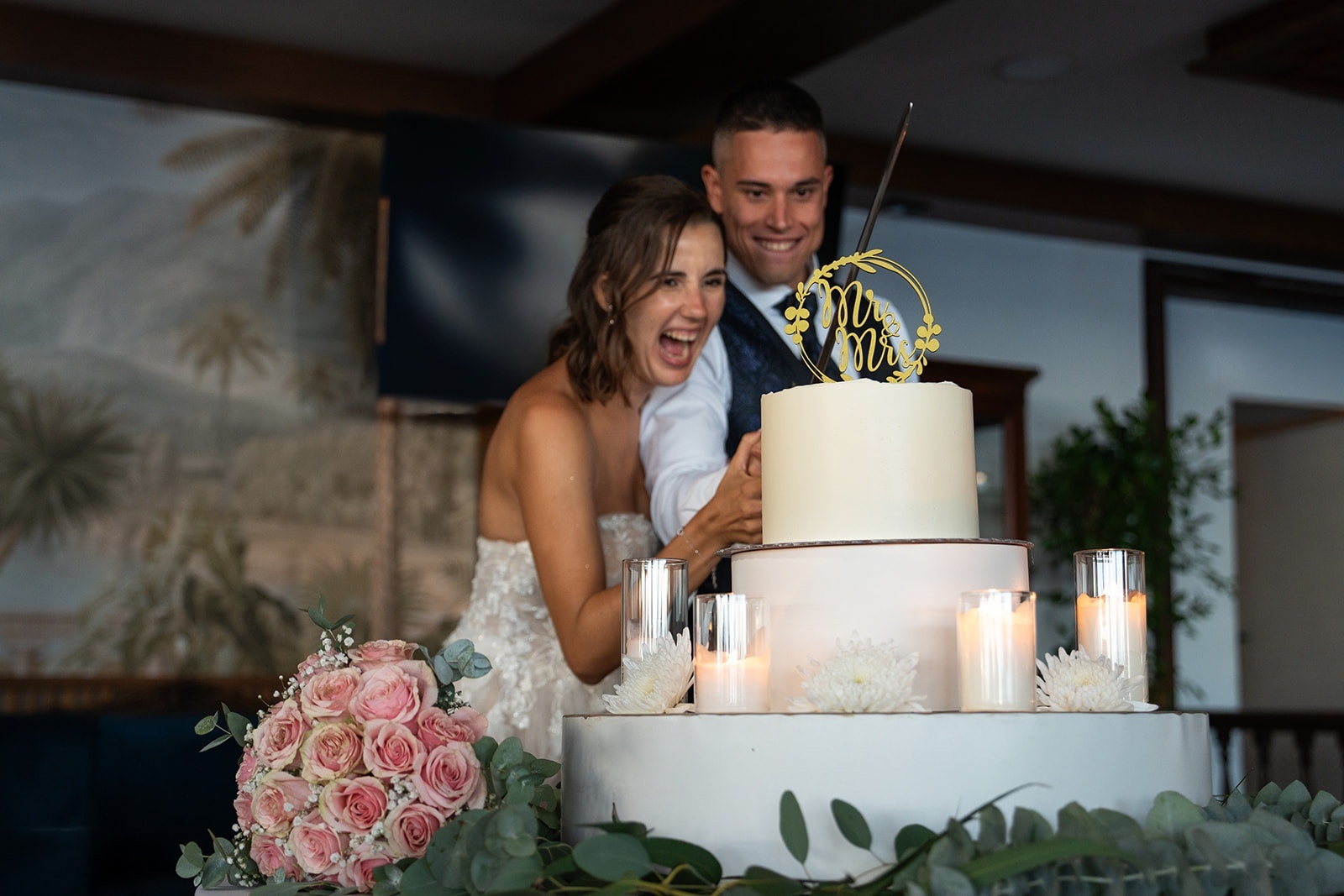 Newlyweds cutting cake at Roger De Flor By Seleqtta.