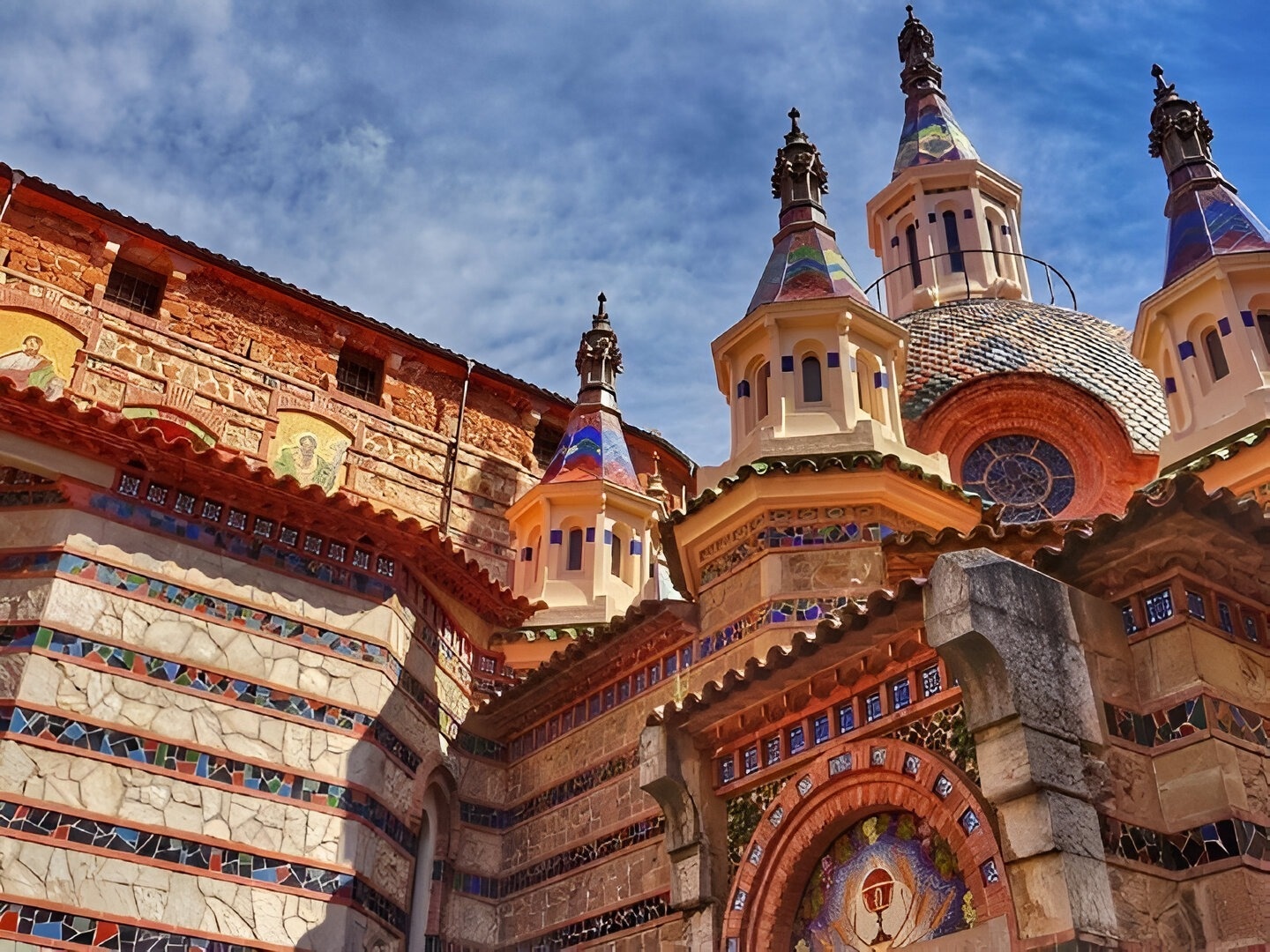una iglesia con muchas cúpulas y un arco en la parte delantera