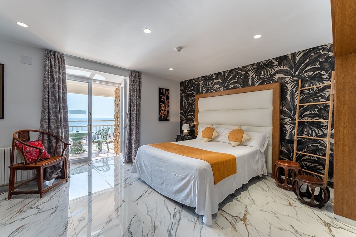 una habitación con una cama y una escalera de madera