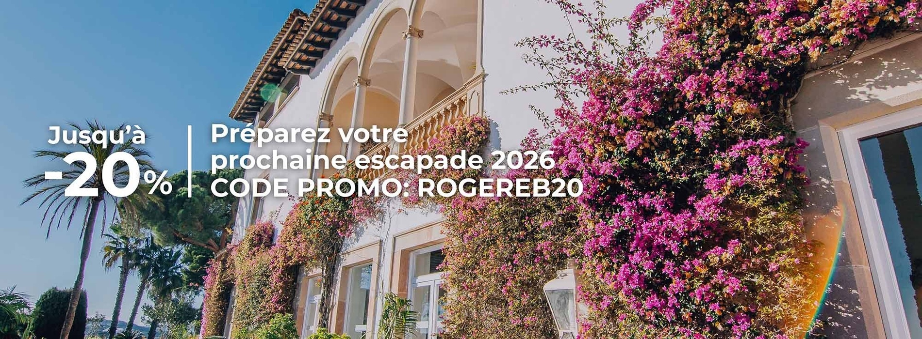 une vue aérienne d' une piscine entourée d' arbres et de chaises longues