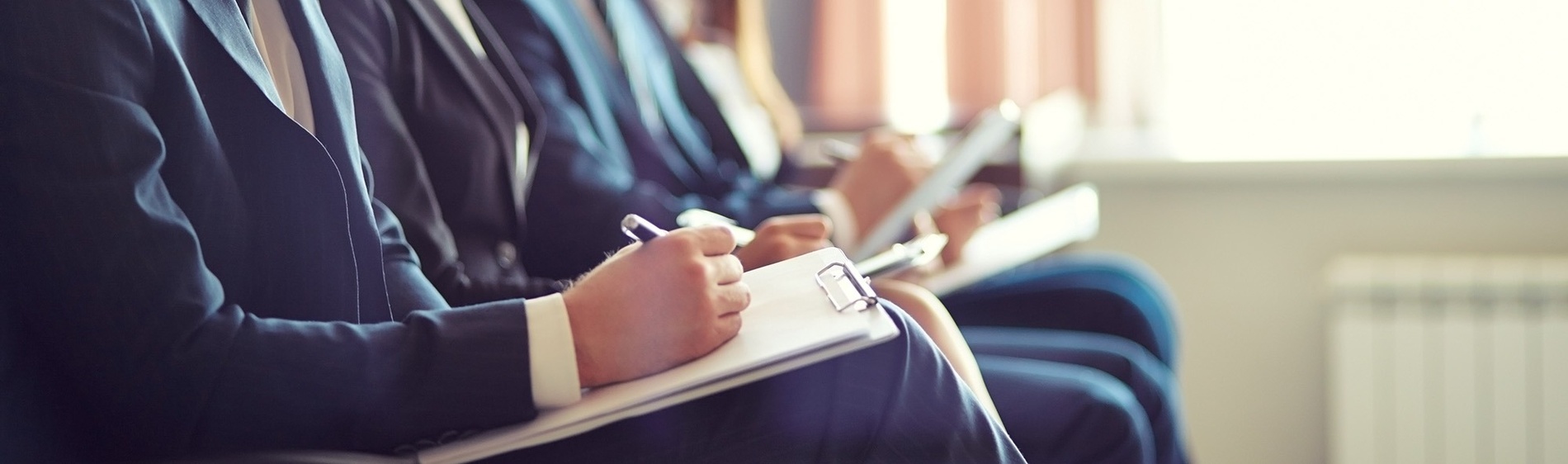 un vestido de novia cuelga en un balcón con vistas al océano