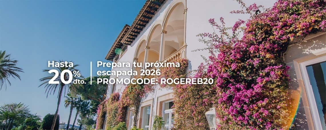 una vista aérea de una piscina rodeada de sillas y árboles