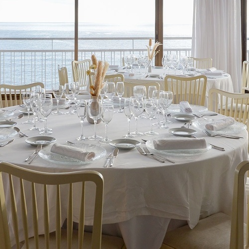 una mesa redonda con una mesa blanca y sillas amarillas