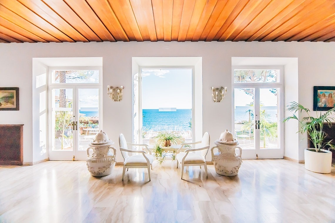 une pièce avec un plafond en bois et une vue sur l' océan