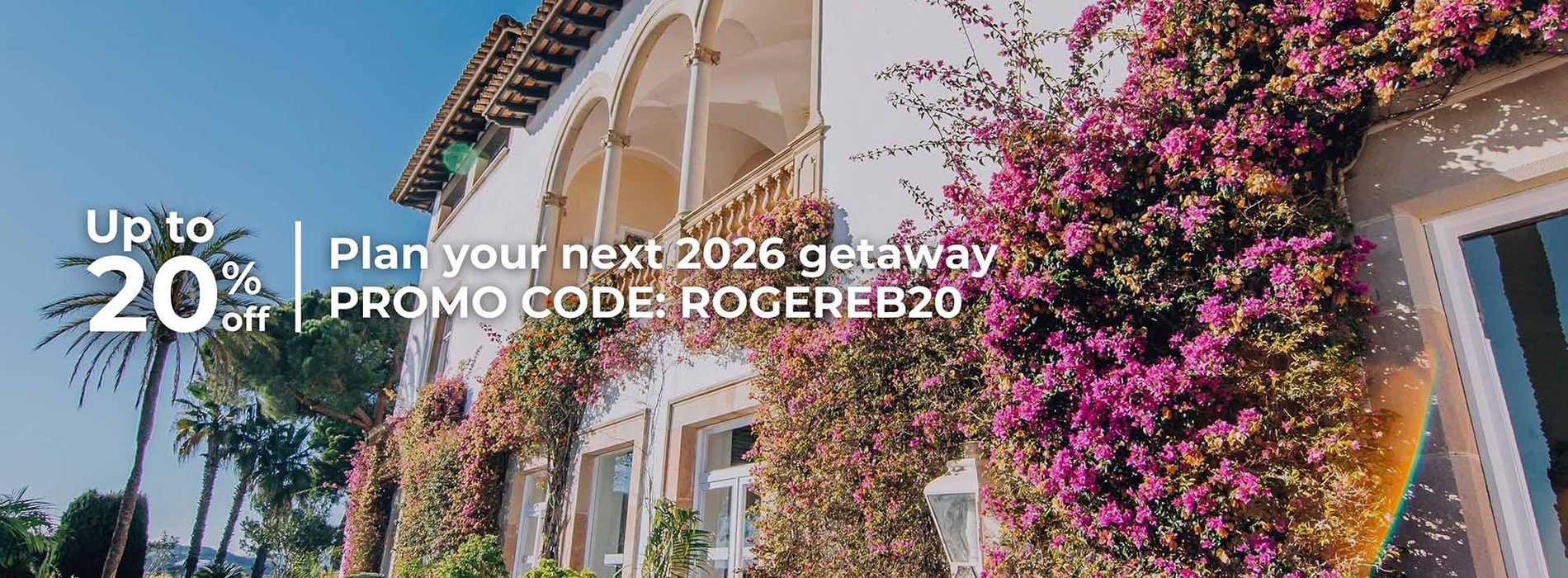 eine Luftaufnahme eines großen Swimmingpools