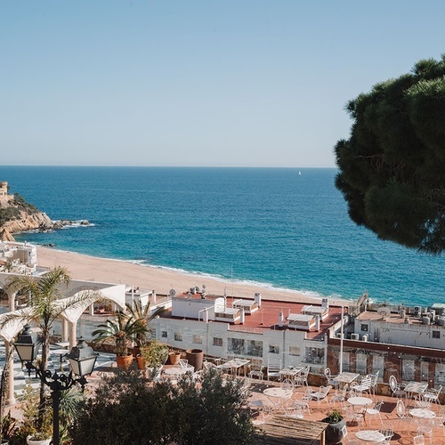 una vista del océano desde el techo de un edificio
