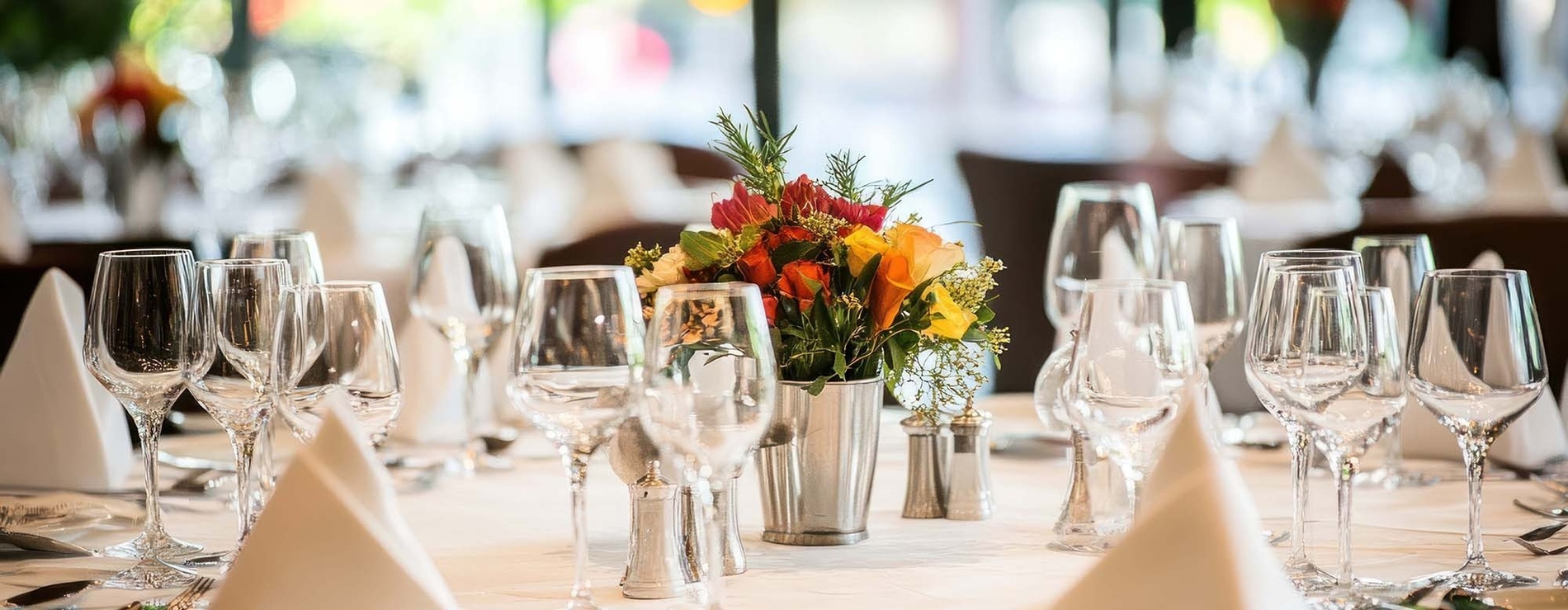 un vestido de novia cuelga de una ventana en un balcó