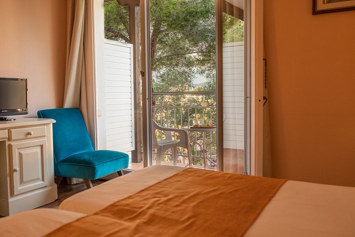 una habitación con una cama y una silla y una televisión