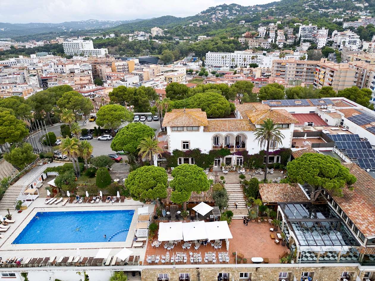 Hôtel Roger De Flor By Seleqtta : piscine et vue sur la ville.