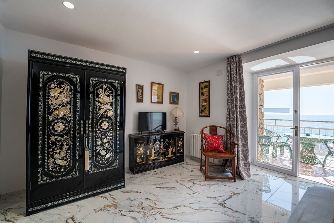 una habitación con un armario y una televisión