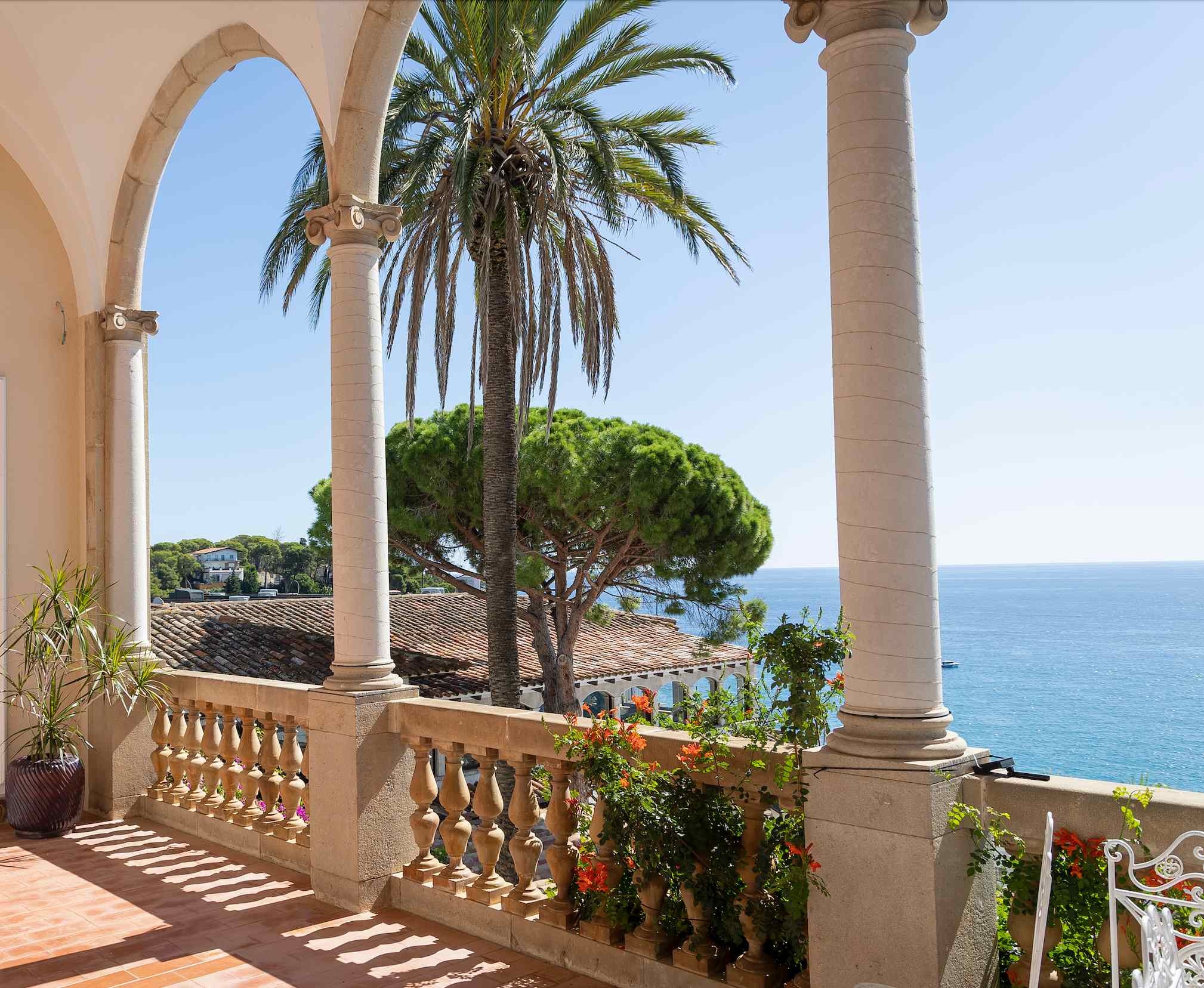 Terrasse avec vue sur mer à Roger De Flor By Seleqtta, idéale pour vacances.