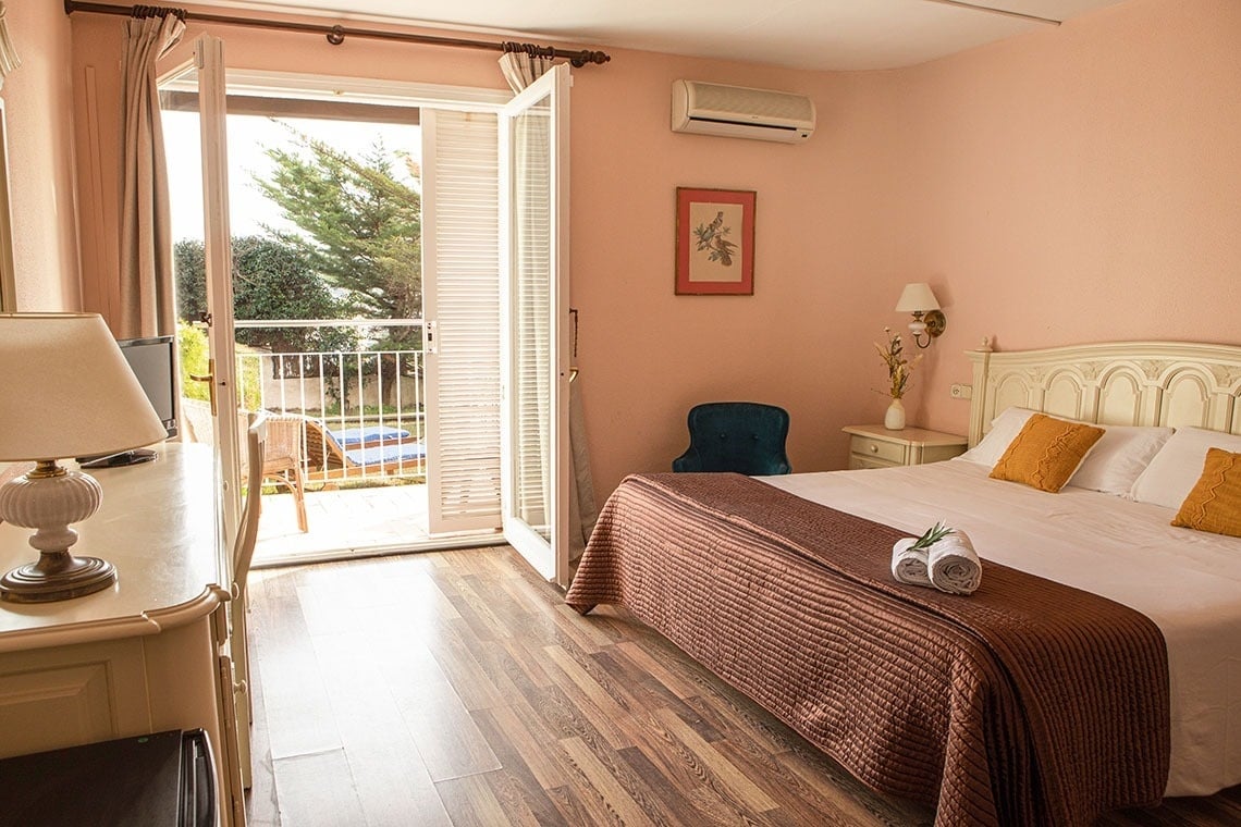 una habitación de hotel con una cama y una mesa