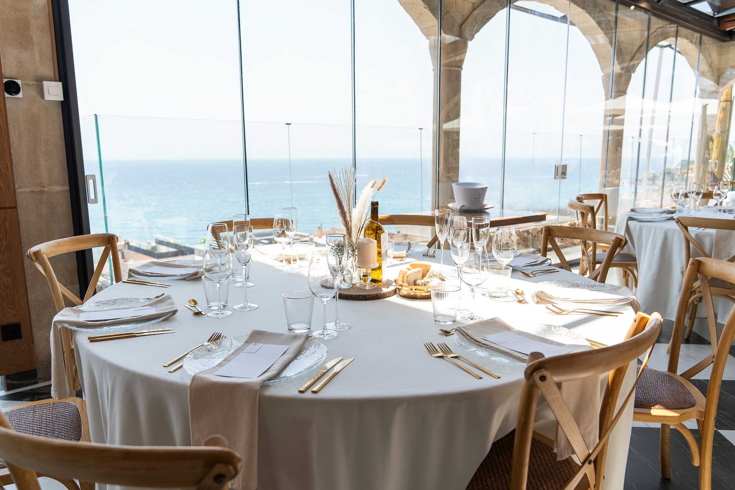 Salle à manger avec vue sur la mer chez Roger De Flor By Seleqtta.