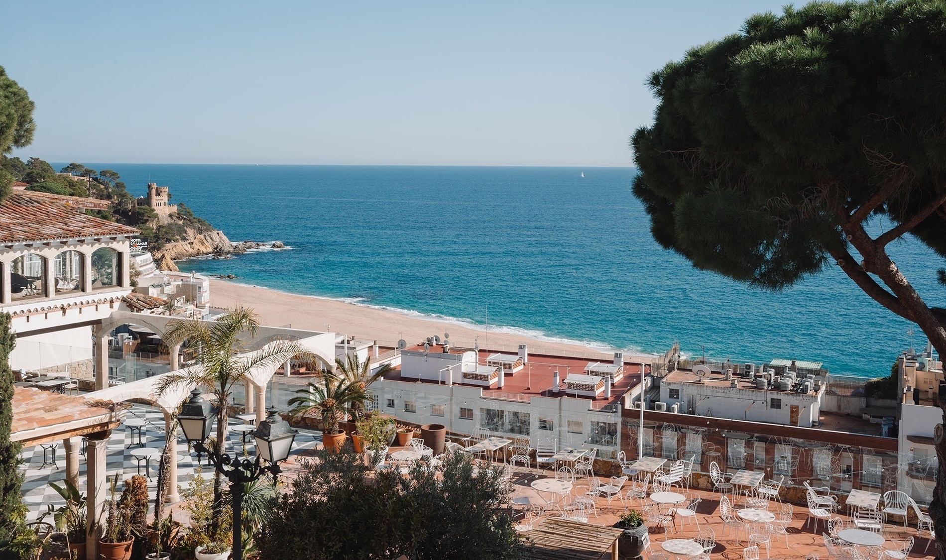 une vue sur l' océan depuis une terrasse avec des tables et des chaises