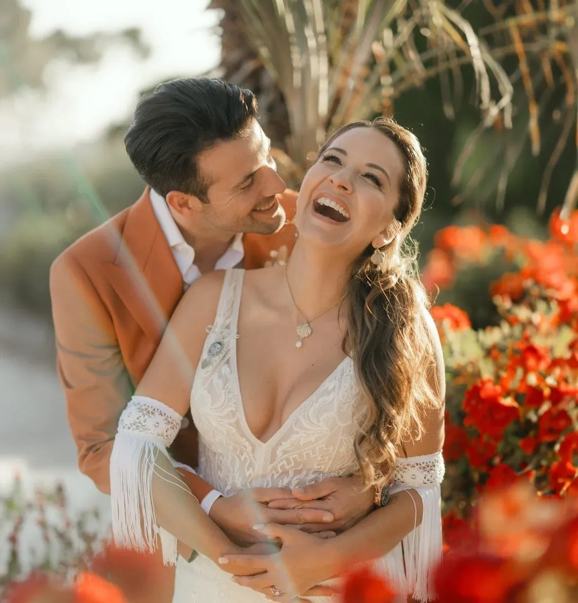 tres niñas miran un vestido de novia colgando de una ventana