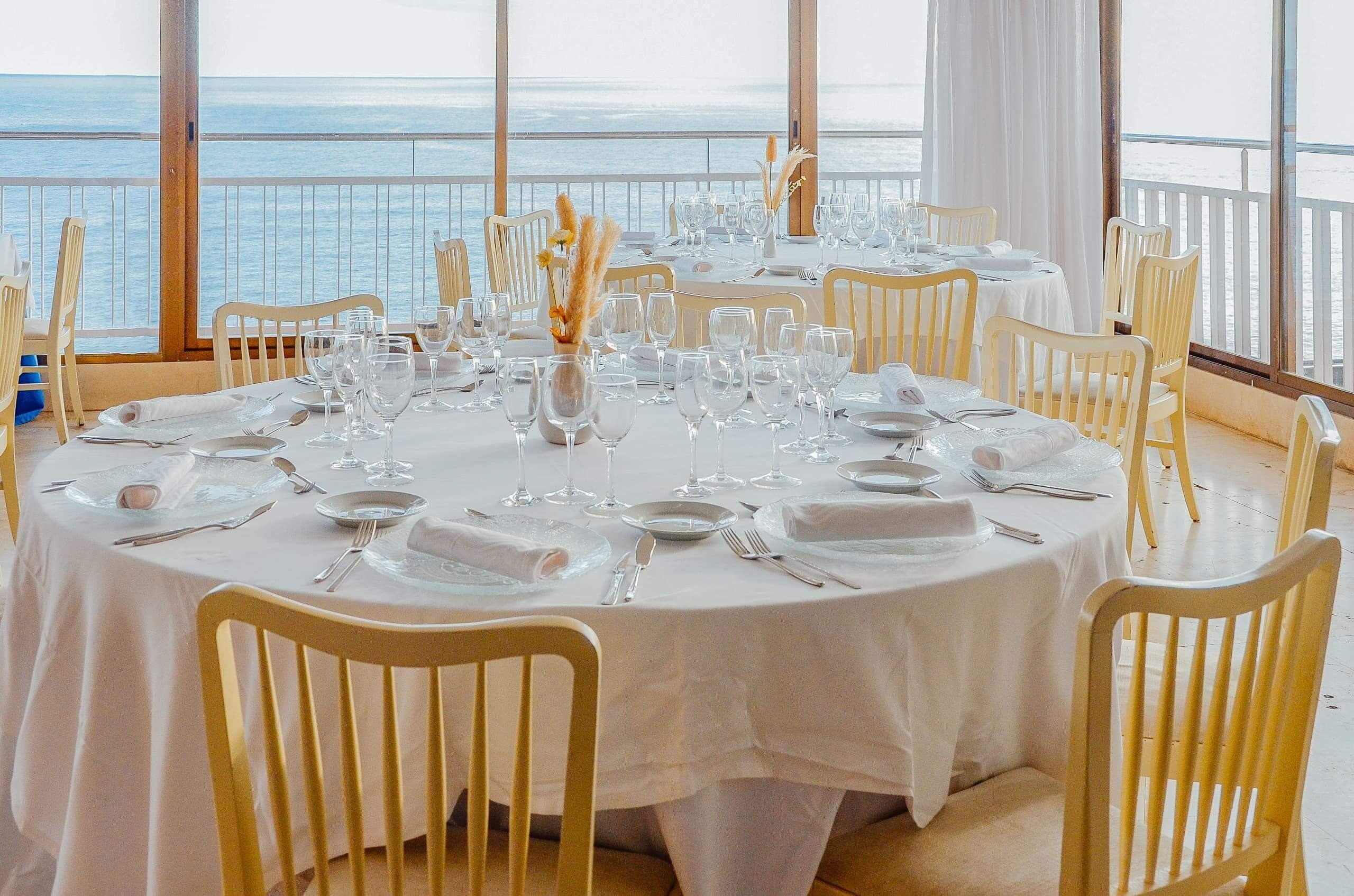 une grande salle à manger avec des tables et des chaises