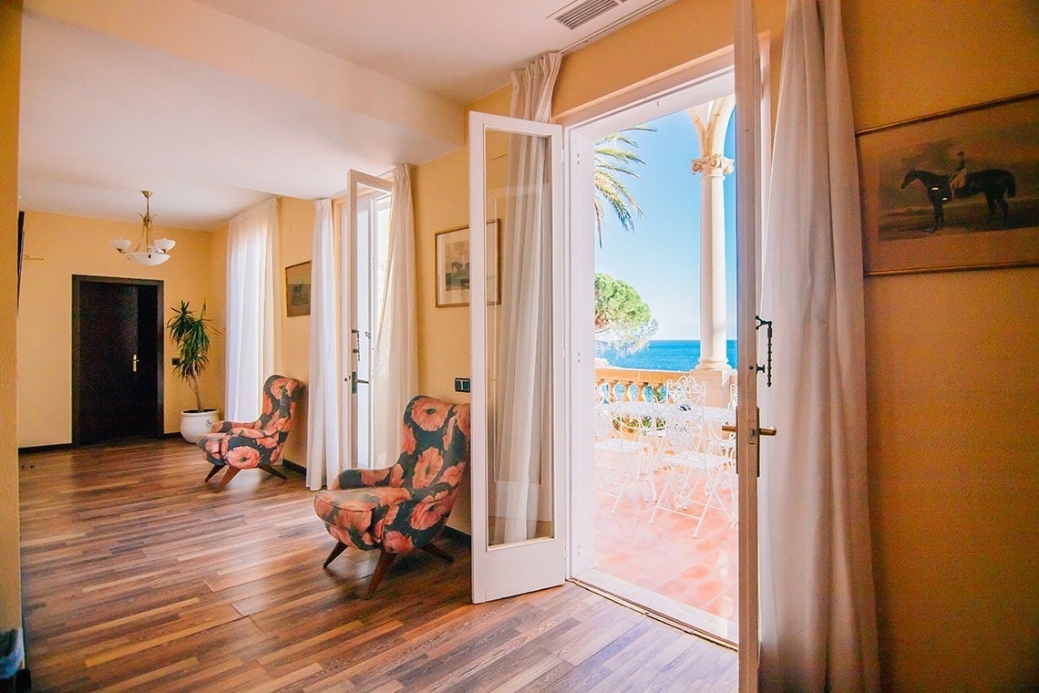 una habitación con dos sillas y una ventana con vista al océano