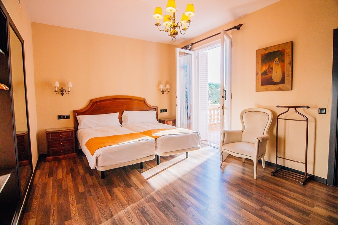 una habitación con dos camas y una silla