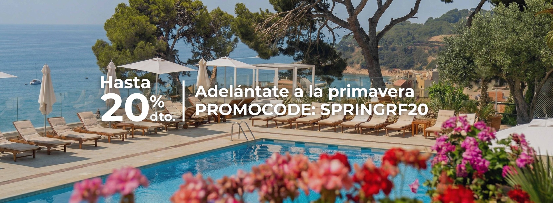 una vista aérea de una piscina rodeada de sillas y árboles