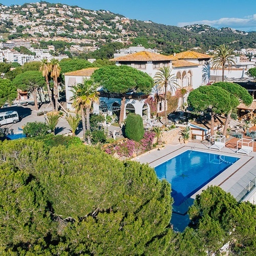 una vista aérea de una piscina rodeada de árboles y edificios