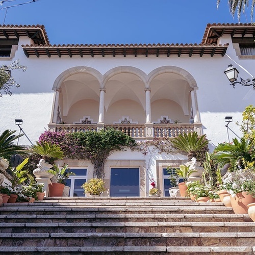 escaleras que conducen a un edificio blanco con balcones