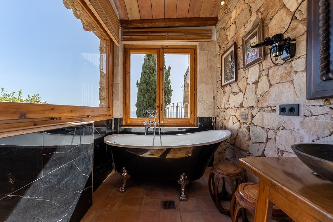 un baño con una bañera y una ventana