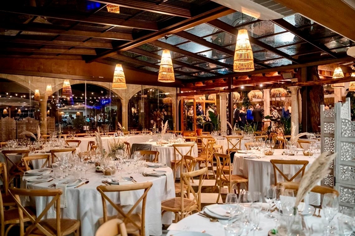 Tische und Stühle in einem Restaurant mit einer Decke aus Glas