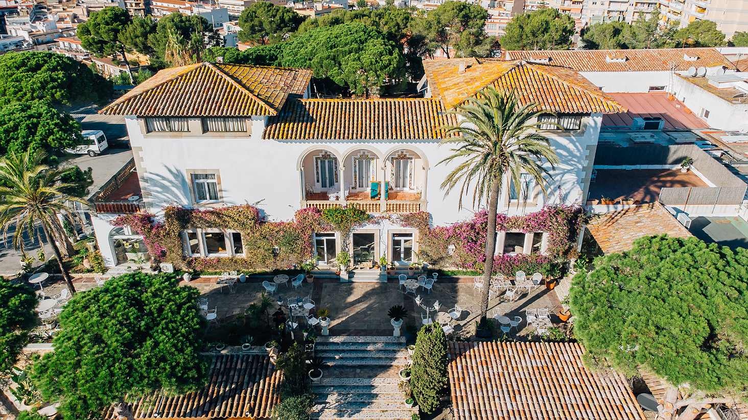 Roger De Flor By Seleqtta hotel: facade with garden and terrace.