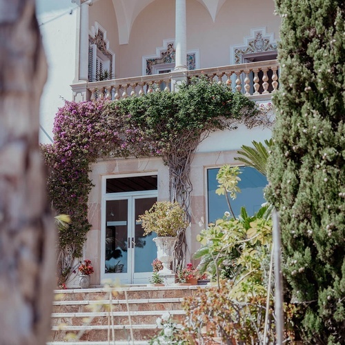un gran edificio con escaleras y plantas en el frente