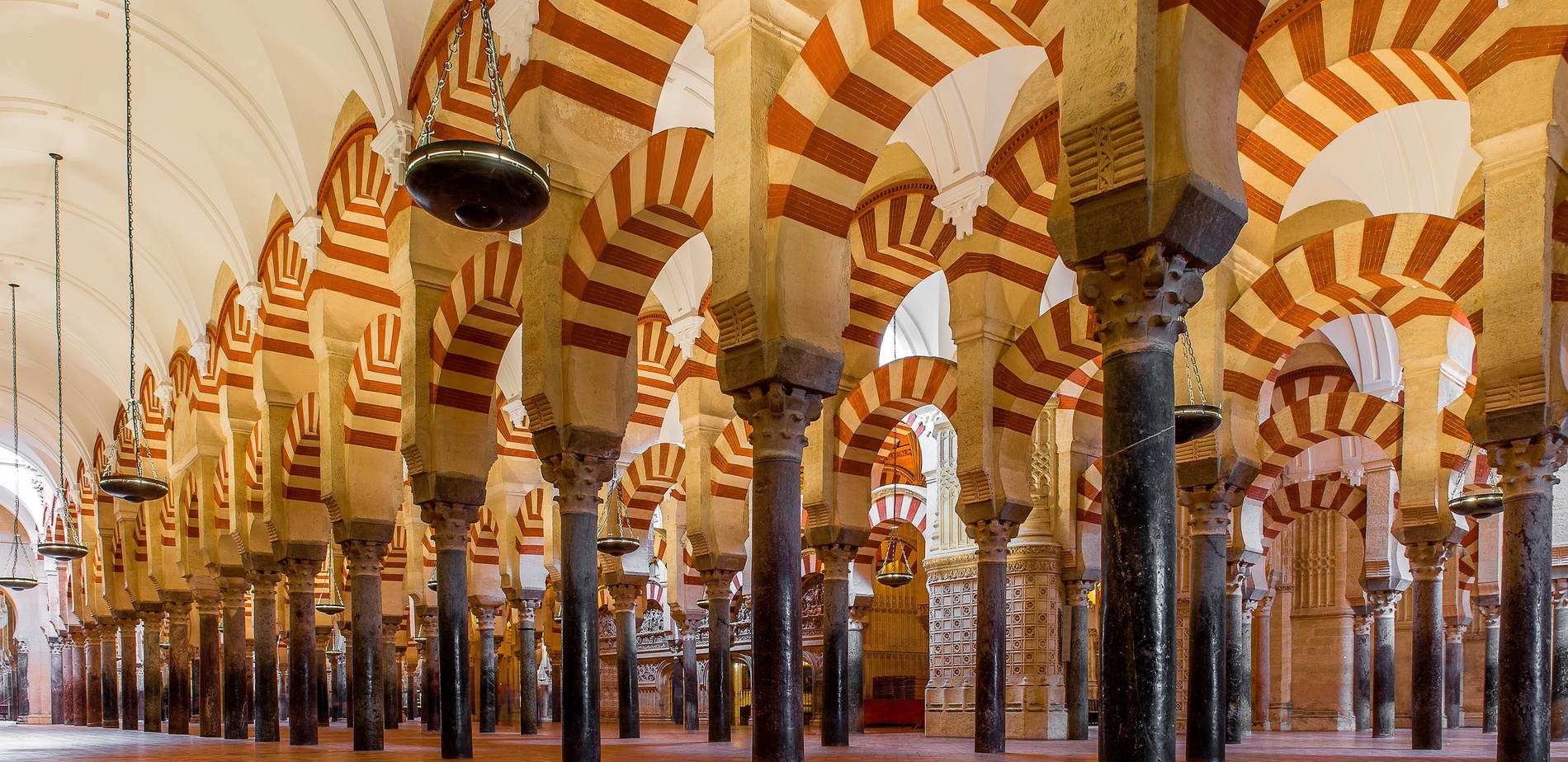 una larga fila de columnas y arcos en una mezquita