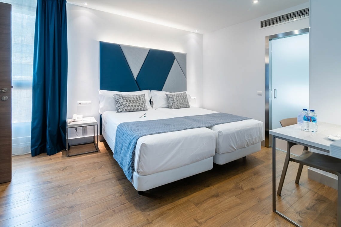 una habitación de hotel con una cama y una mesa