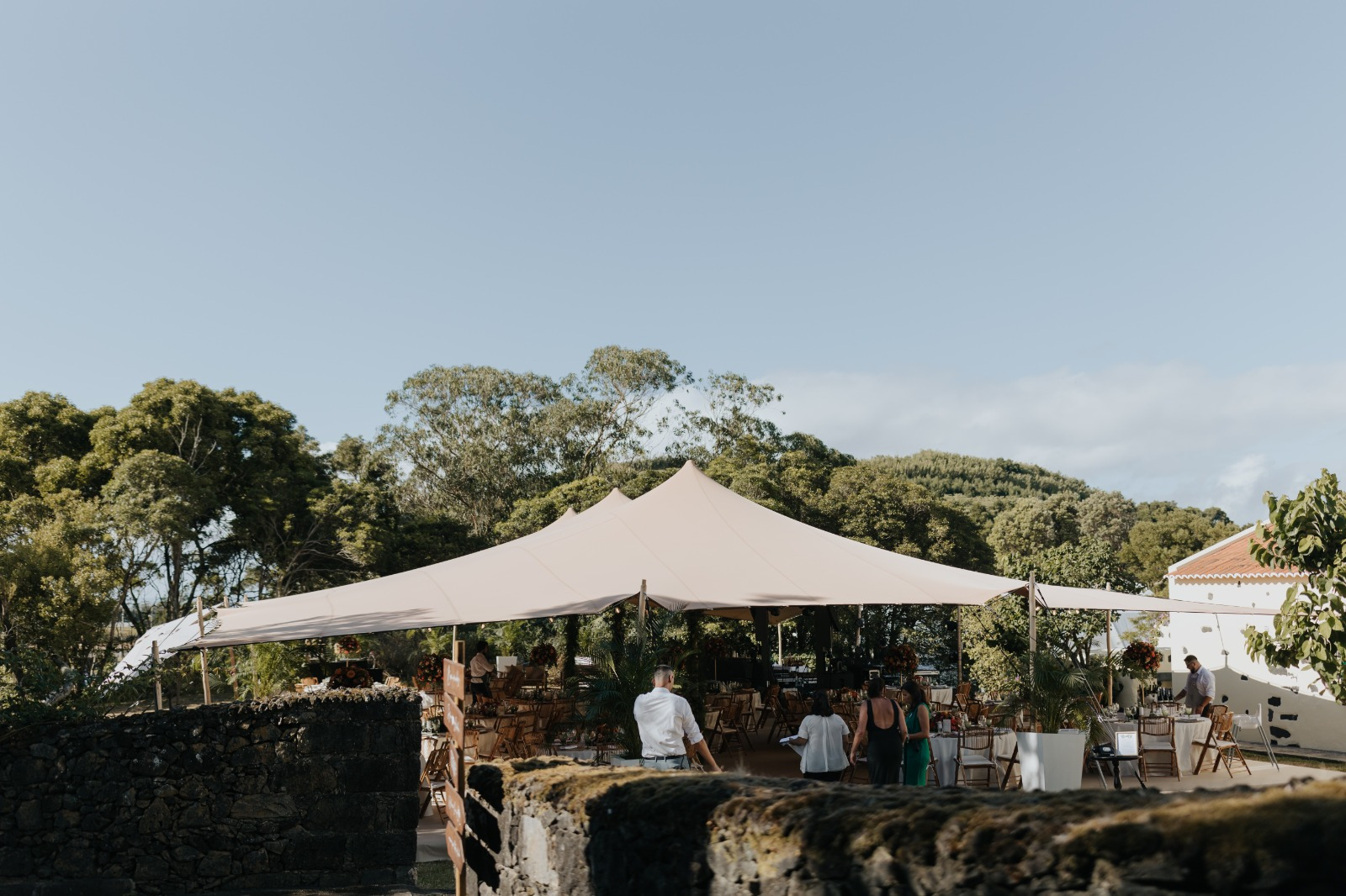 Carpa para eventos al aire libre.