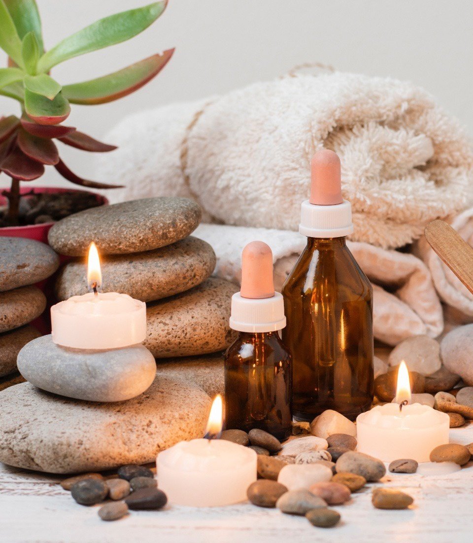 uma pilha de pedras com velas e uma planta