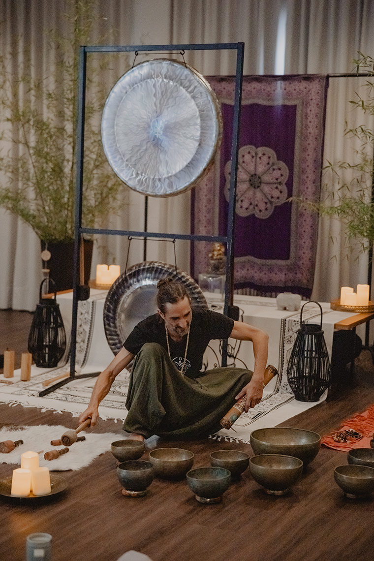 Sound healing session with Senhora da Rosa, gongs, and singing bowls for relaxation.