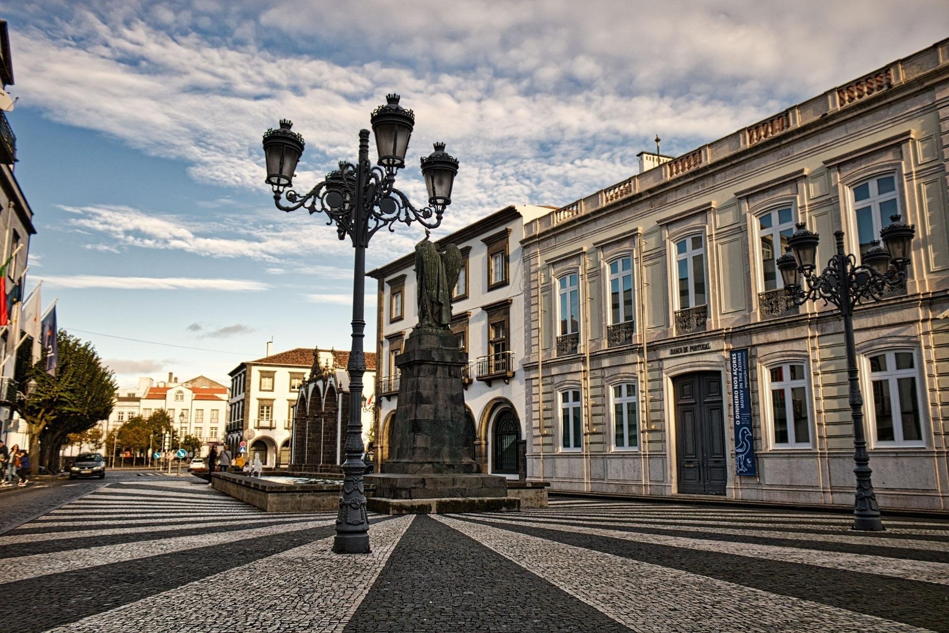 a statue in front of a building that says museu nacional