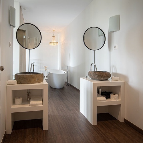 a bathroom with two sinks and a bathtub