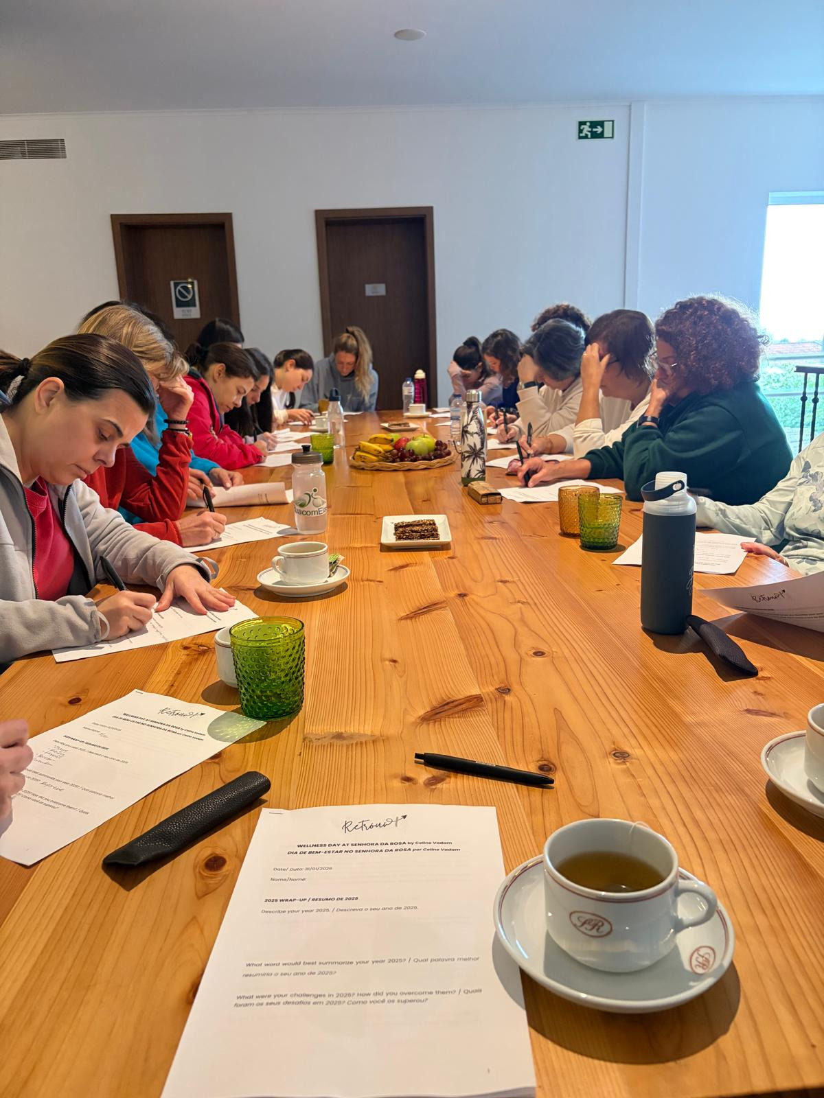 Women attending a wellness day at a hotel, writing in journals Senhora da Rosa