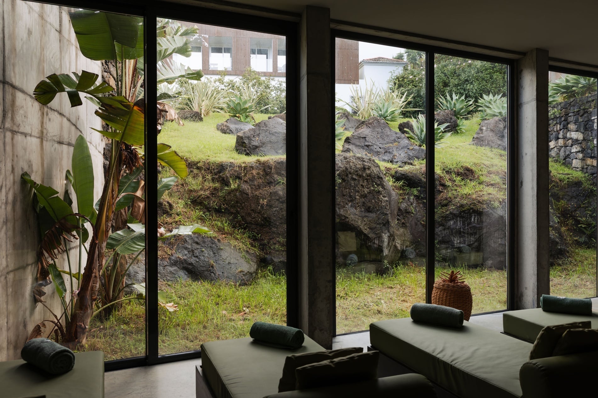 sala de relaxamento do Musgo SPA rodeada por natureza