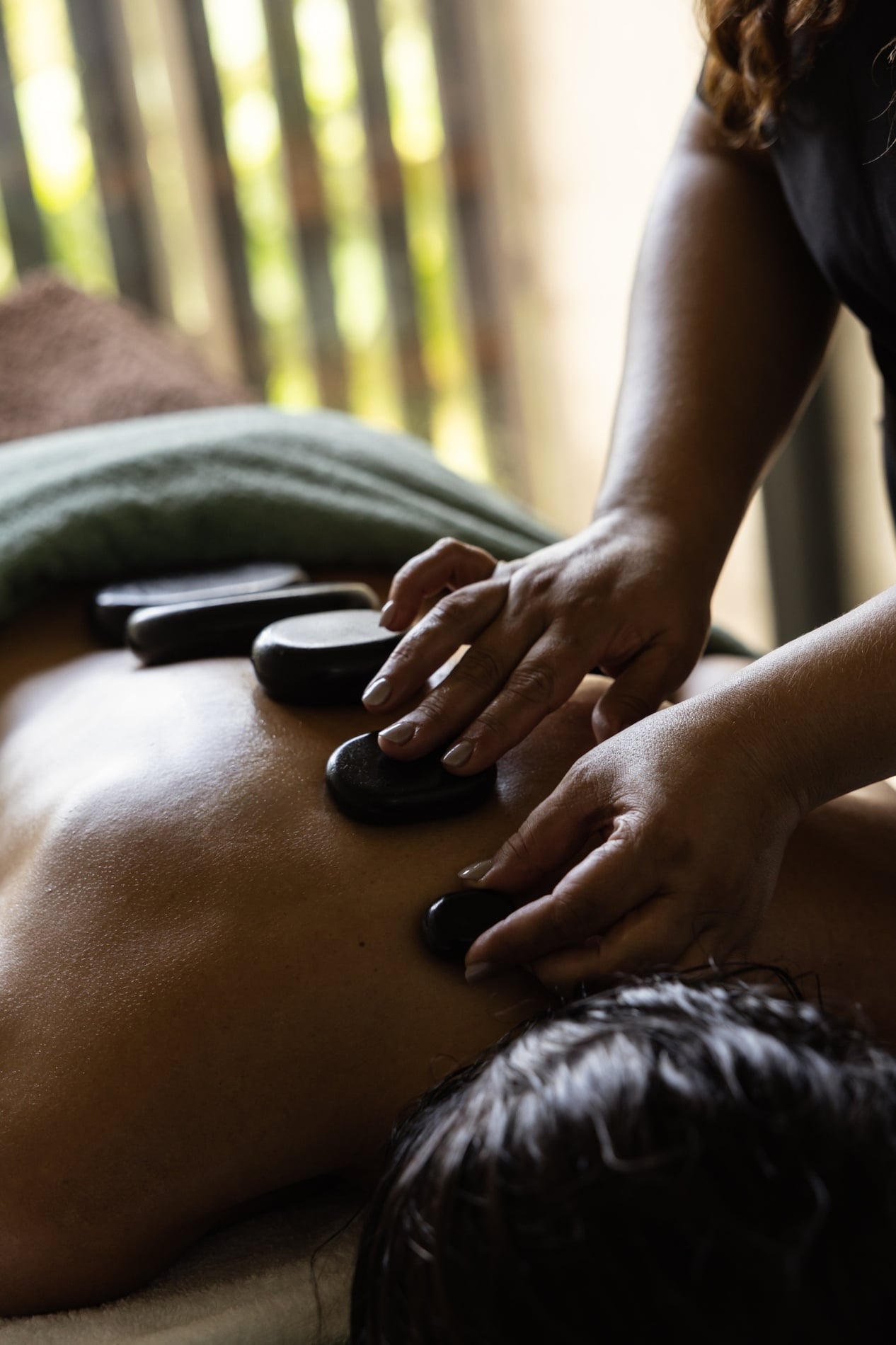 Massagem com pedras quentes