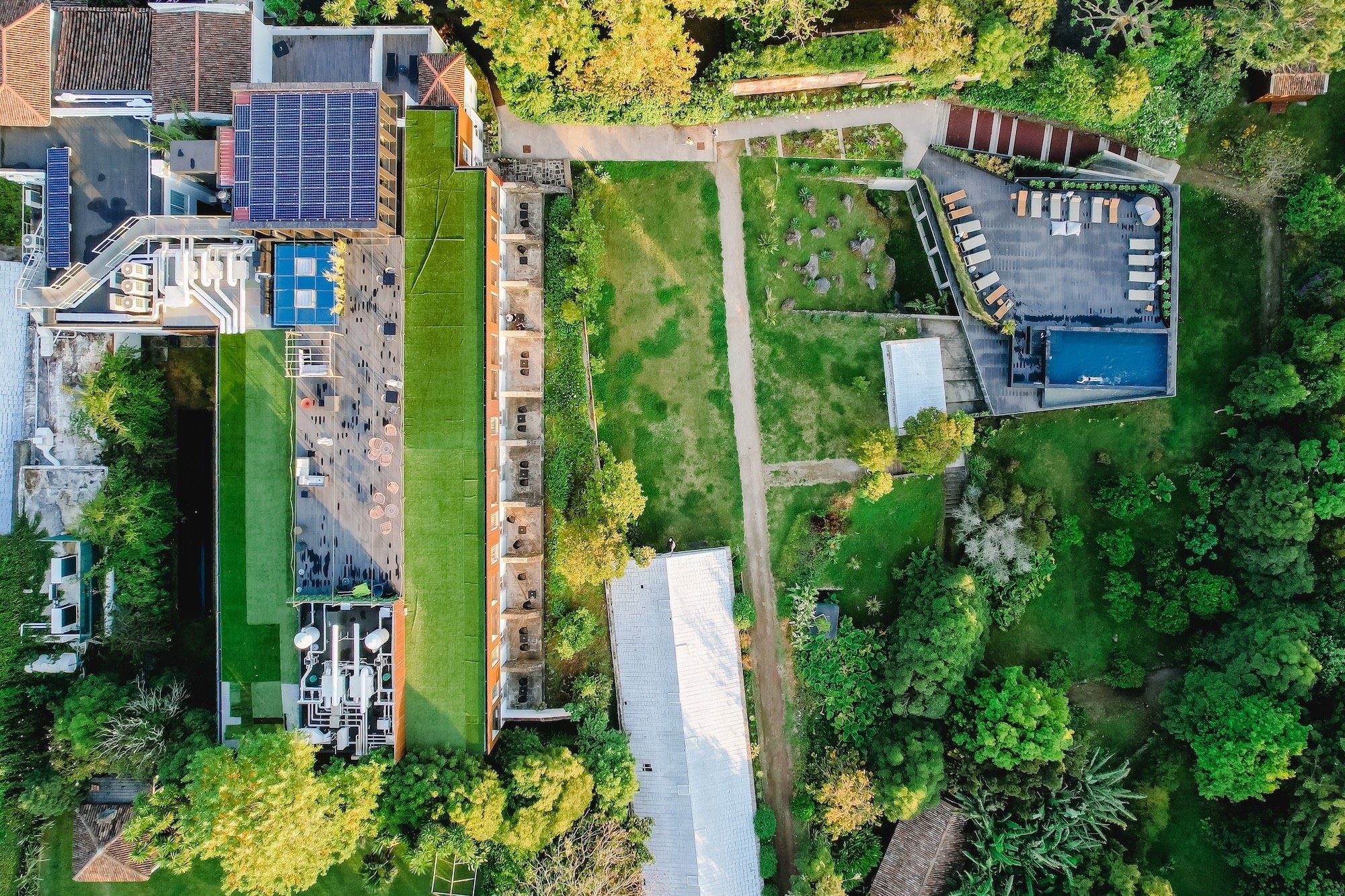 uma vista aérea de um grande prédio cercado por árvores