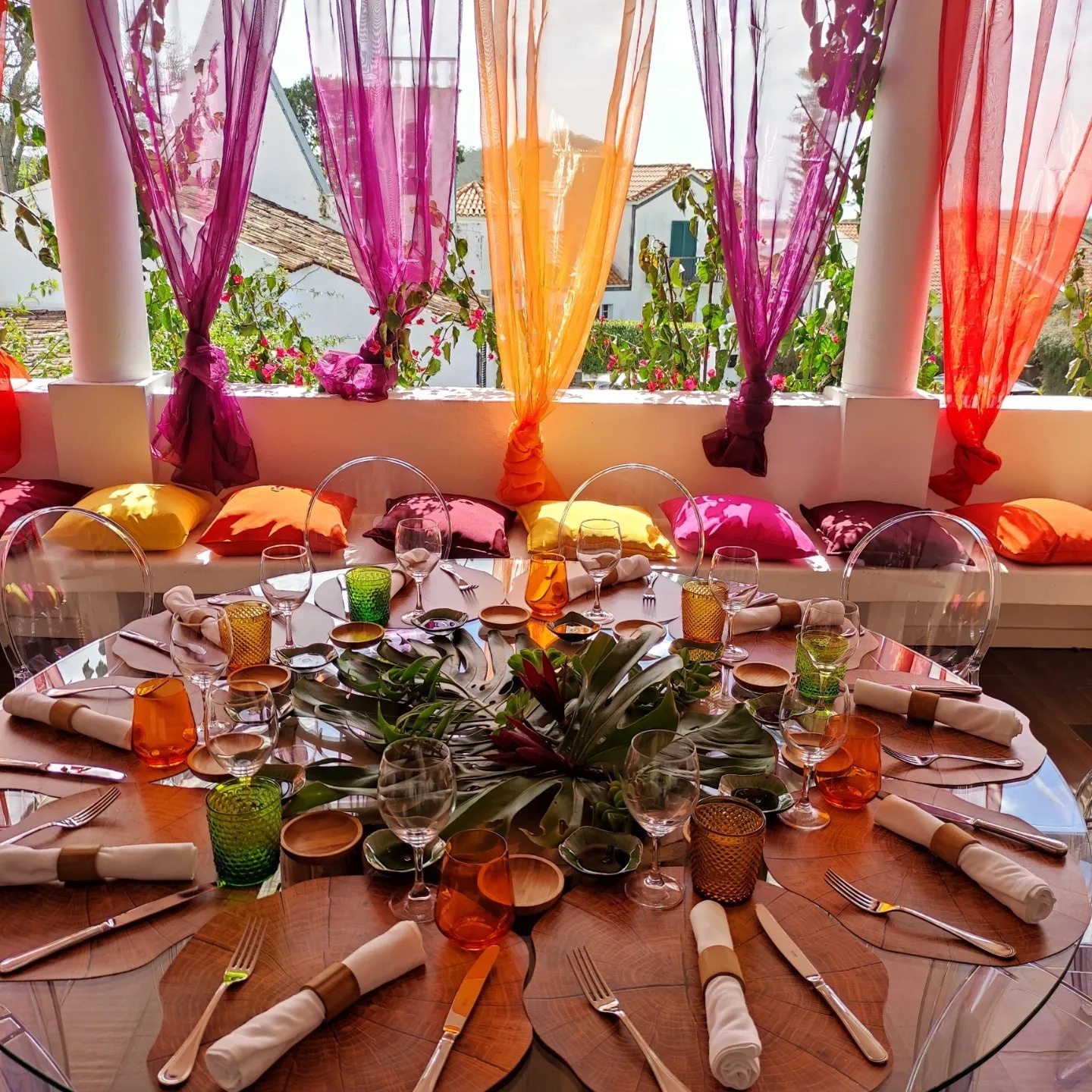 uma pequena igreja com cadeiras e um altar