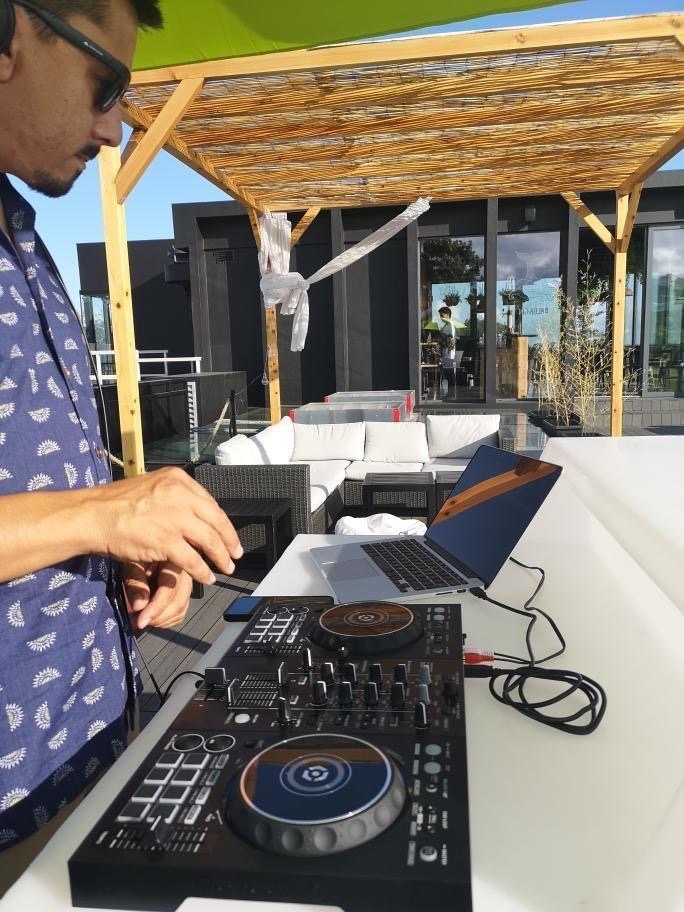un hombre toca la música en un mezclador pioneer