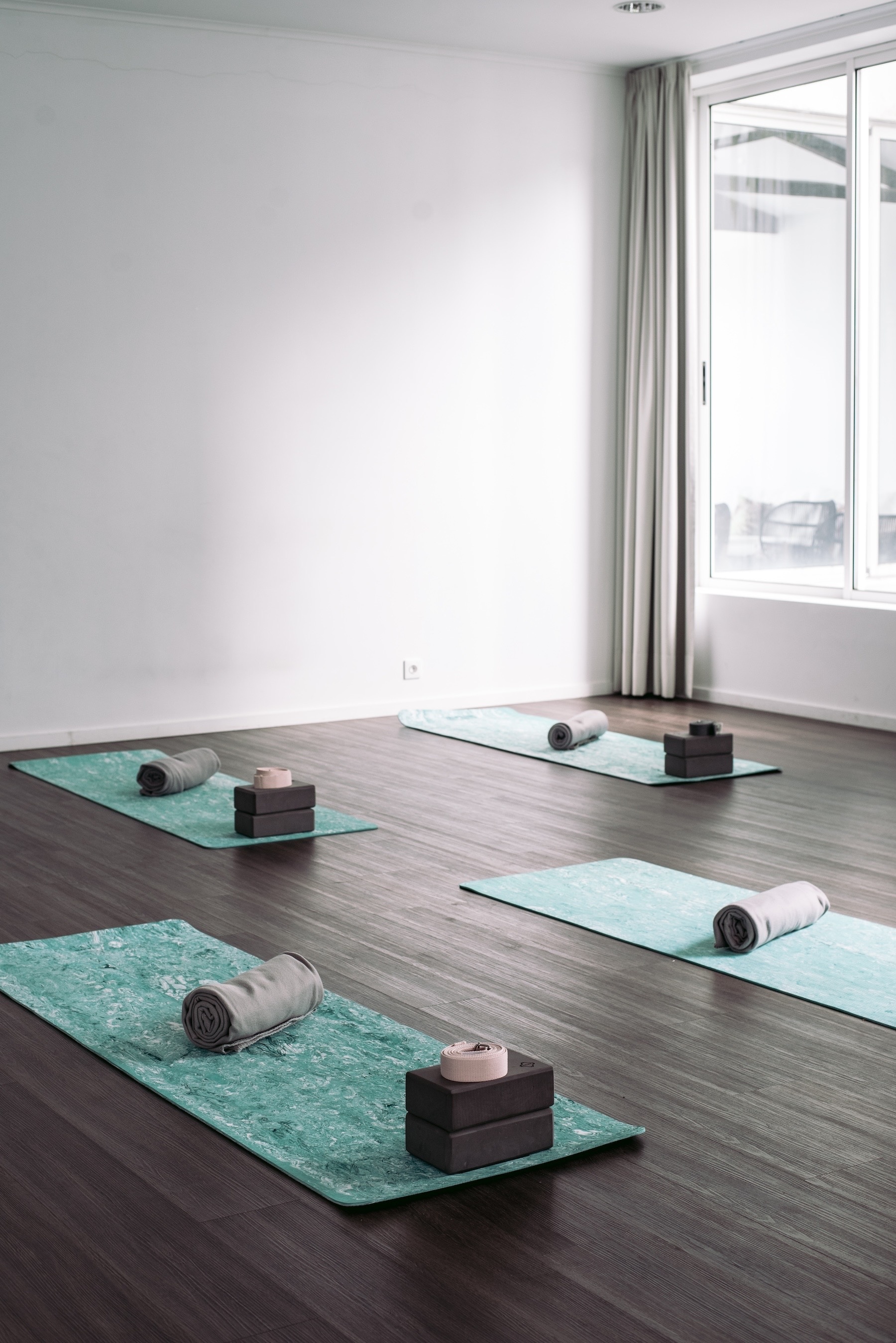 um surfista voa no ar enquanto surfa uma onda