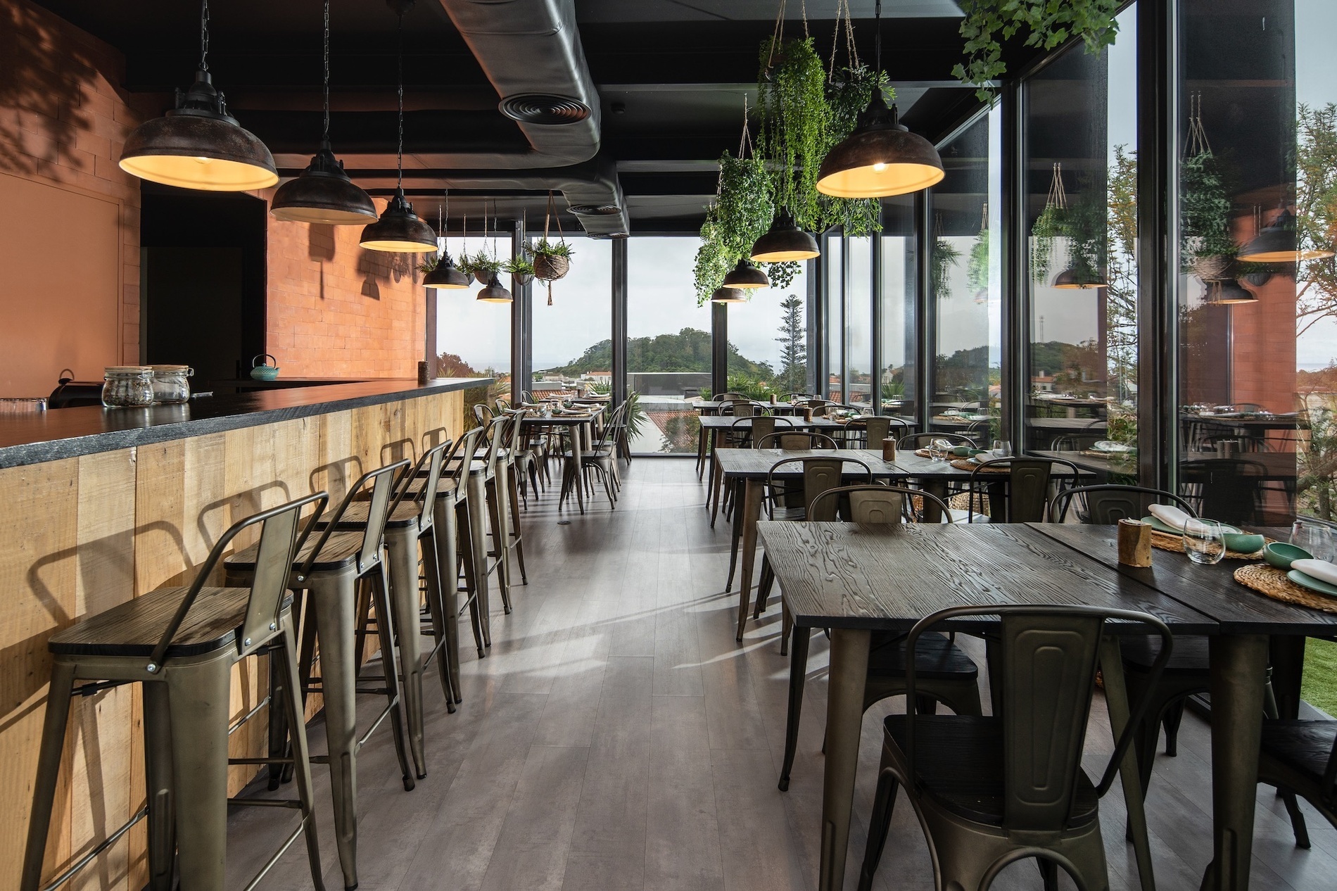 una larga fila de mesas y sillas en un restaurante