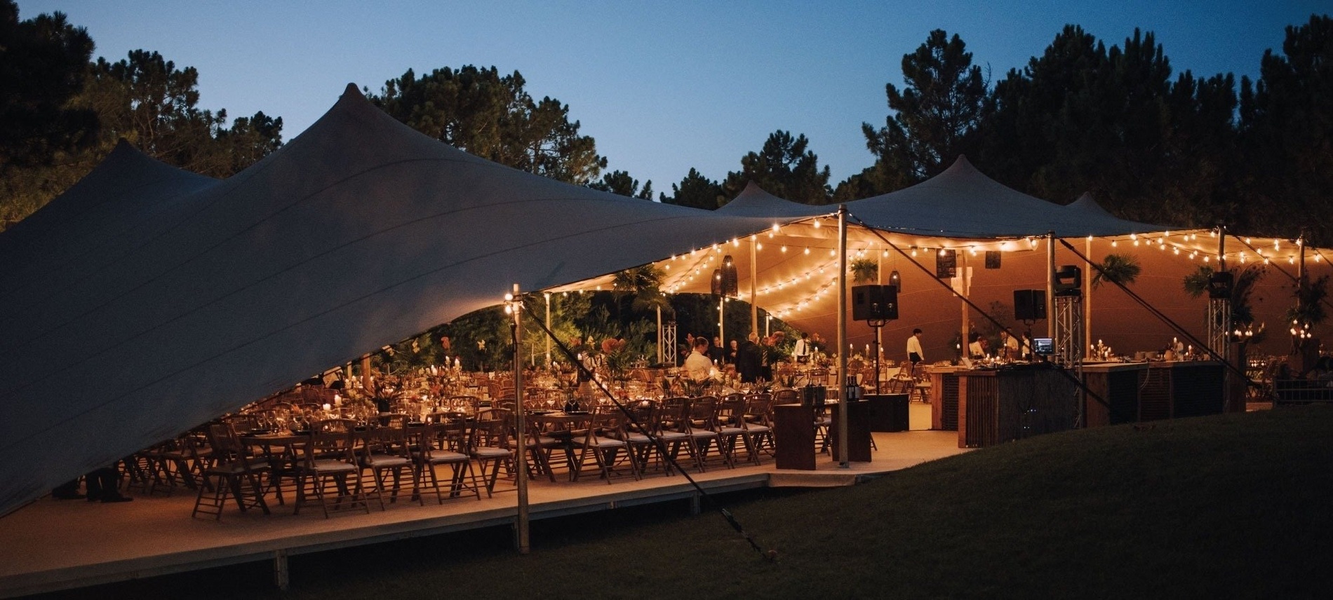 uma grande tenda com muitas cadeiras e mesas