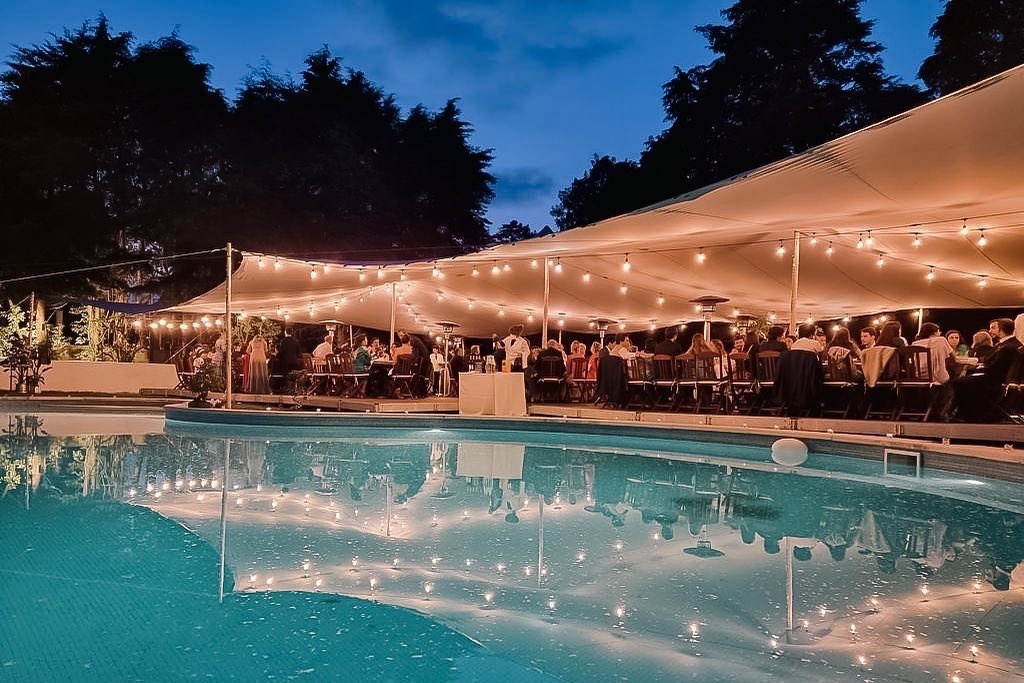 Tenda beduína montada junto a uma piscina