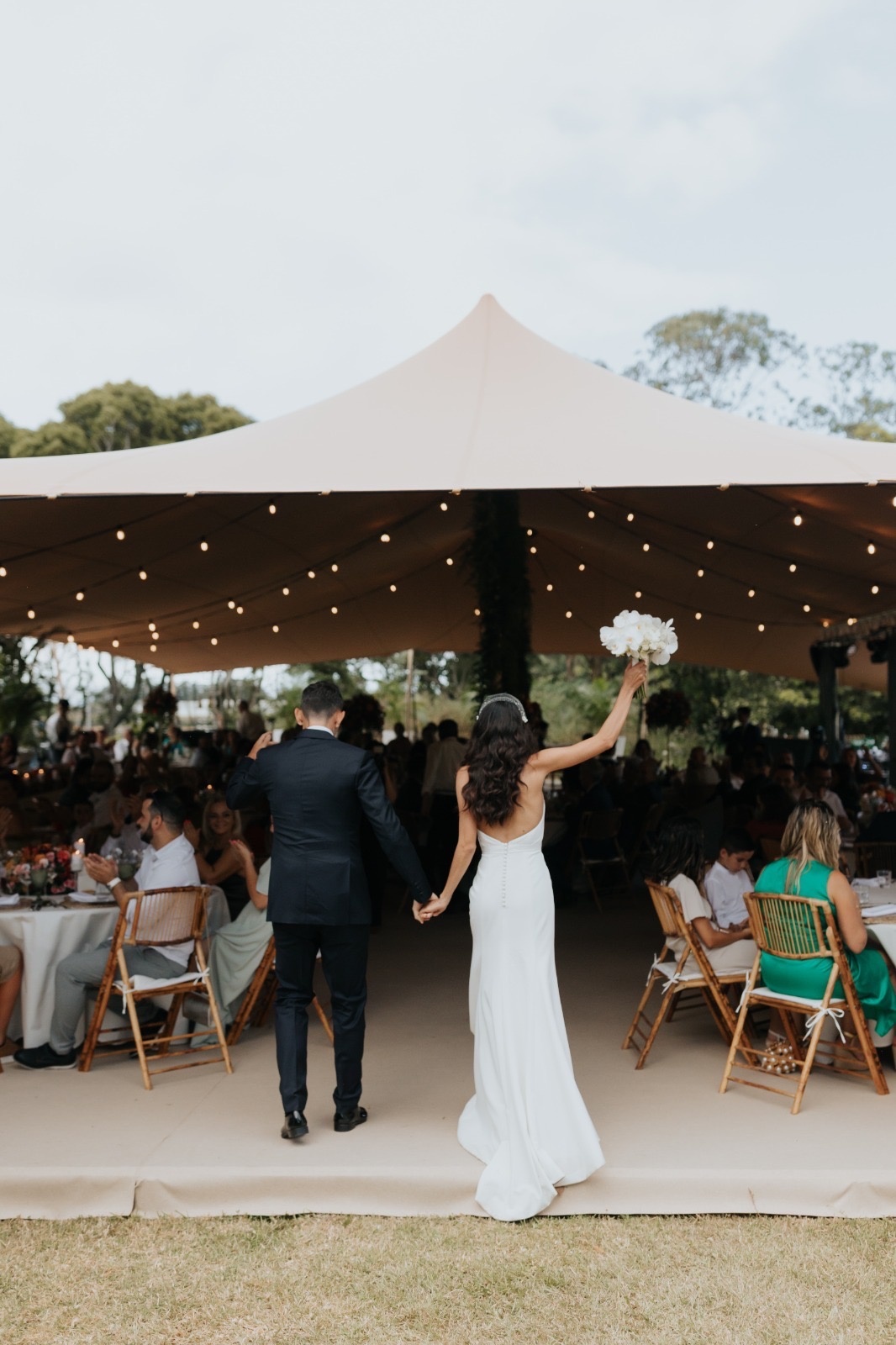 noivos a entrarem no jantar e festa de casamento