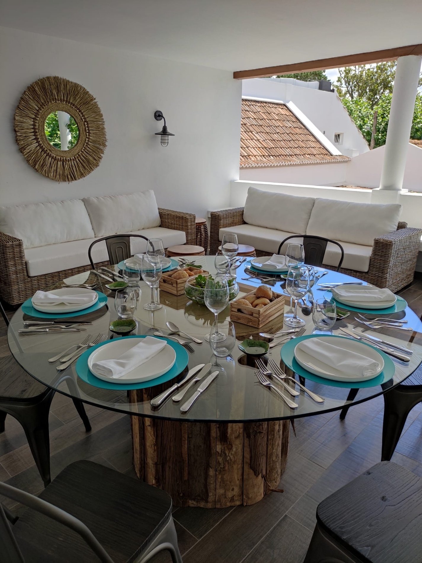 uma mesa com pratos e talheres sobre ela