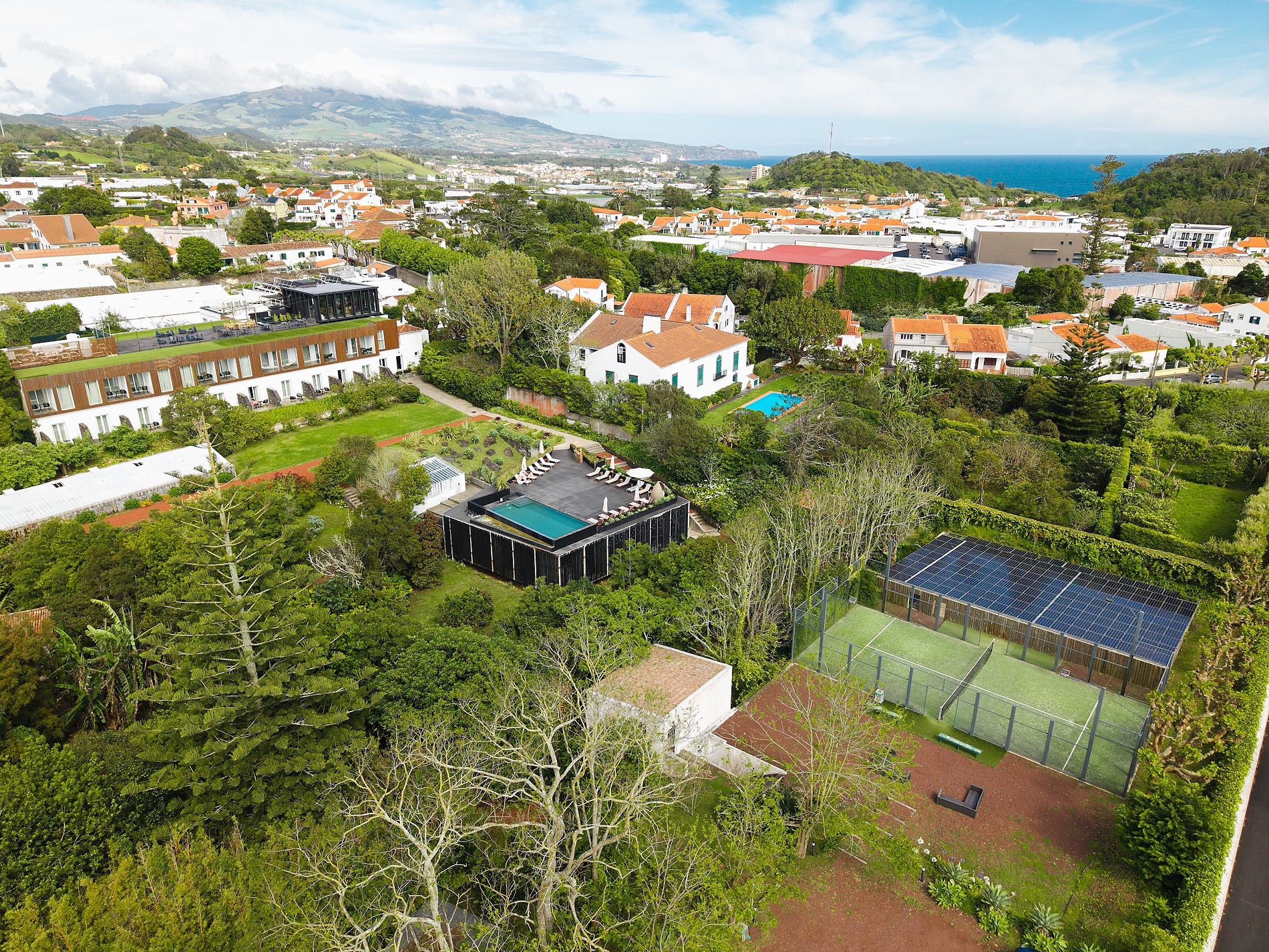 Disfruta de las vistas desde la piscina infinita y los servicios de Senhora da Rosa.