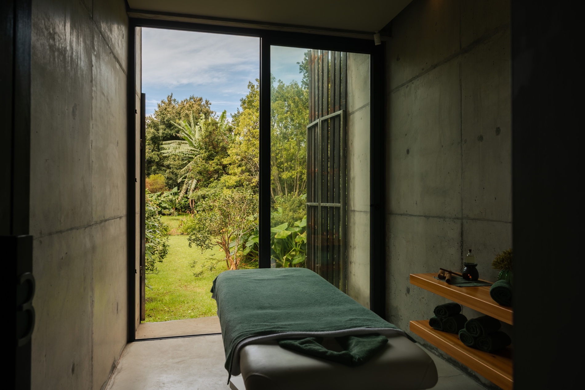 sala de tratamentos do Musgo SPA rodeada por natureza